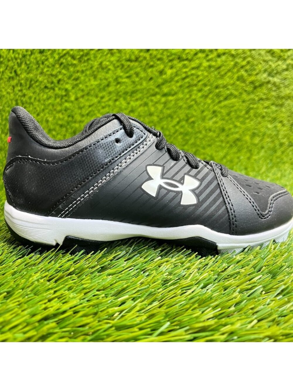 Under Armour Leadoff Low RM Boys Size 1Y Black White Running Baseball Cleats